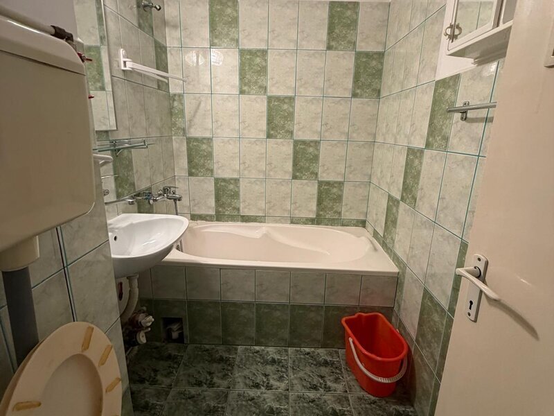 Dristor, chiar la gura de metrou, 10 minute mall Park Lake si parc IOR